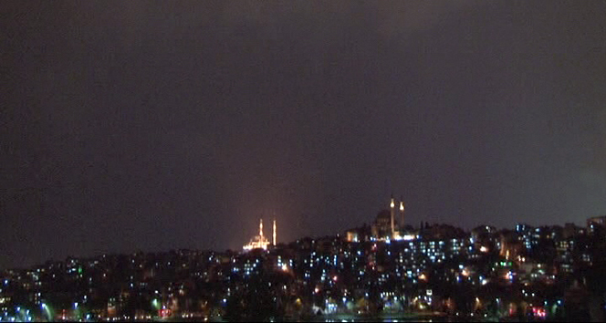 İstanbul'da Sağanak Yağışla Birlikte Şimşekler Gökyüzünü Aydınlattı