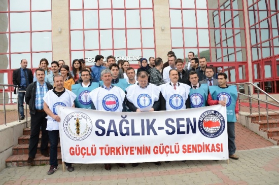 Zonguldak'ta Sağlık-Sen, Bülent Ecevit Üniversitesi Tıp Fakültesi Hastanesi önünde sağlık uygulamalarını eleştirdi.