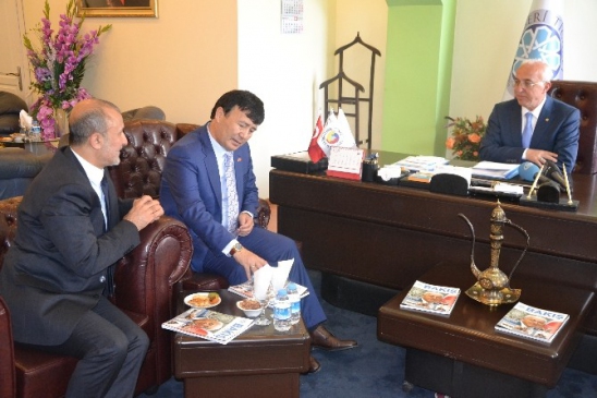 Kırgızistan Büyükelçisi Dzhunusov, Kayseri Ticaret Odası Başkanı Hiçyılmaz'ı Ziyaret Etti