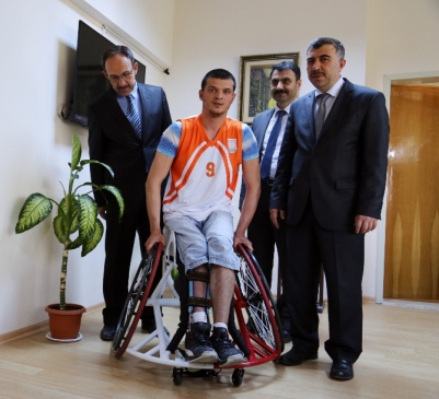 Şanlıurfa Büyükşehir Belediyesi, Engelliler Takımı’na Özel Tekerlekli Sandalyeler Hediye Etti