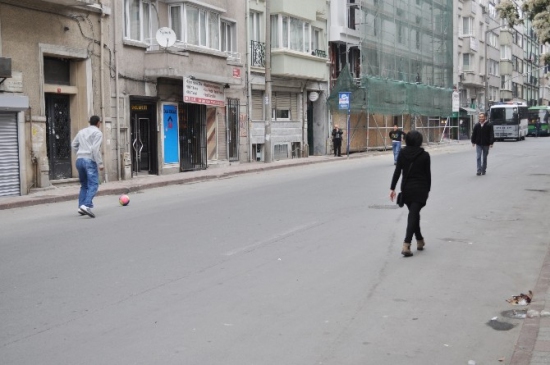 İstanbul Taksim'de 1 Mayıs Nedeniyle Kapatılan Yolda Çocuklar Futbol Oynadı