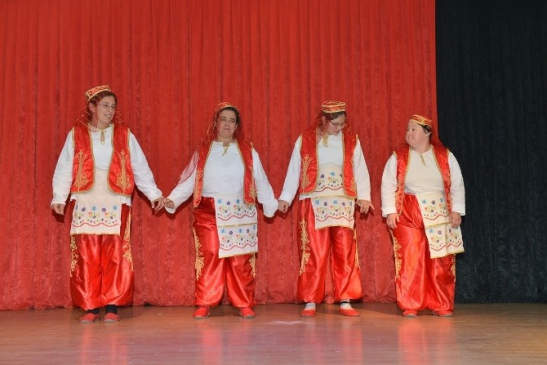 Çiğli'de Düzenlenen Dünya Dans Günü Etkinliğinde Renkli Gösteriler Yapıldı