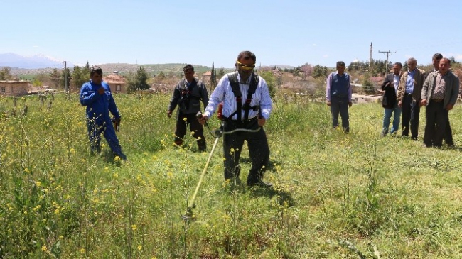 Antalya Korkuteli'nde AK Parti Adayı Hüseyin Samani Mezarlık İşçilerine Yardımda Bulundu