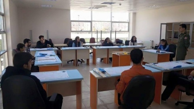 Karaman'da Gençlik Merkezi'nde Model Uçak Kursu Devam Ediyor