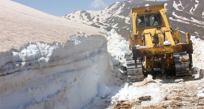 Bingöl Balpınar'da Mayıs Ayında 5 Metre Karla Mücadele Çalışmaları Yapılıyor