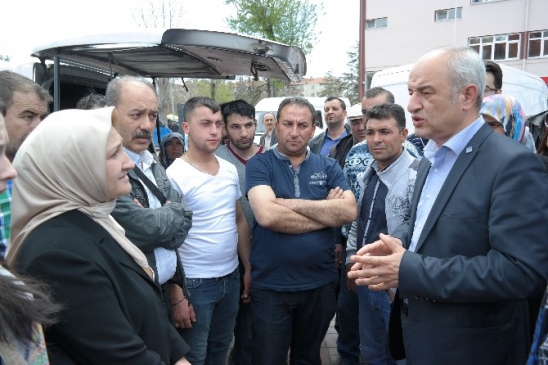 Fazıl Kasap, Tavşanlı Cumartesi Pazarı'nda Yer Sıkıntısı Çeken Esnafla Bir Araya Geldi