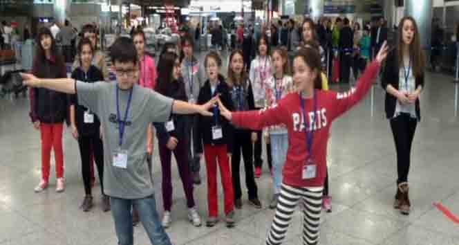 Bursa Çocuk Korosu, Fransa'daki Festivale Hazırlık İçin Havalimanında Prova Yaptı