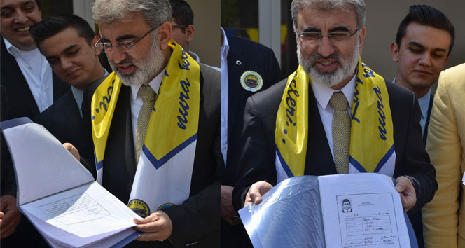 Kayseri'de Bakan Taner Yıldız'a Okul Arkadaşlarından Takdir Belgeleri Takdim Edildi