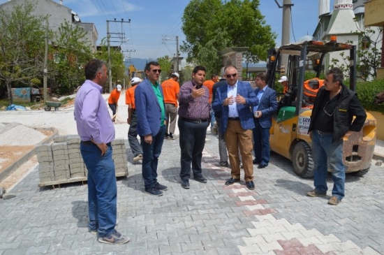 Bursa Orhangazi'de Parke Taşı Döşeme Çalışmaları Sürüyor