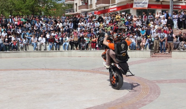 Safranbolu Misak-ı Milli Meydanı'nda Motor Akrobasi Gösterisi Gerçekleşti