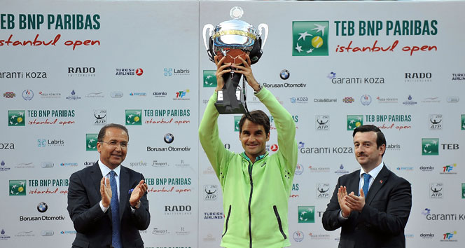 Roger Federer, İstanbul'da Pablo Cuevas'ı 2-0 Yenerek Şampiyonluk Elde Etti