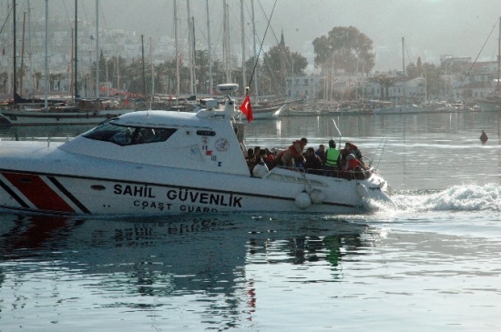 Bodrum'da Yunanistan'a Geçmeye Çalışan 57 Kaçak Göçmen Sahil Güvenlik Tarafından Yakalandı