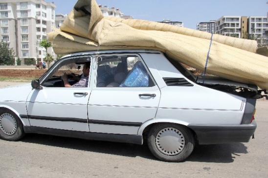 Adana Seyhan'da Otomobil Üzerinde 6 Halı Taşıyan Sürücü Şaşırttı