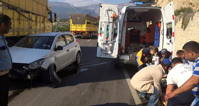 Mersin Mut'ta Duvara Çarpan Otomobilde Üç Kişi Yaralandı