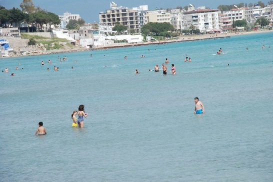 Aydın Didim'deki Altınkum Plajı, Güneşli Havalarda Ziyaretçilerini Bekliyor