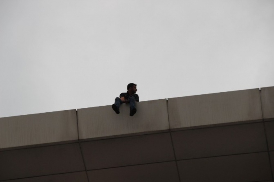 Kocaeli İzmit'te İntihar Etmek İsteyen Kişi, Polis Ekipleri Tarafından Kurtarıldı