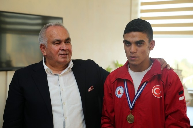 Erdemli'de Balkan Şampiyonu Wushu Sporcusu Mahmut Alkayış Başkan Tollu'yu Ziyaret Etti