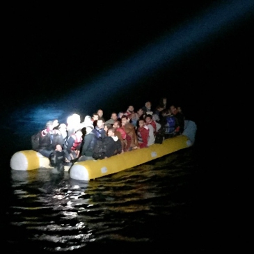 Ege Denizi'nde Yasa Dışı Geçiş Yapan 636 Sığınmacı ve 1 Kaçakçı Yakalandı