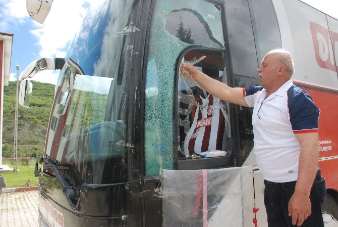 Tokat'ta Tokatspor Otobüsü Taşlı Saldırıya Uğradı