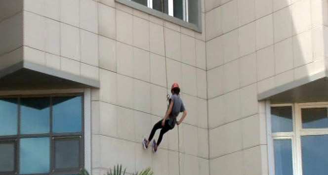 Adnan Menderes Üniversitesi'nde Genç Dağcılar Rektörlük Binasına Tırmandı