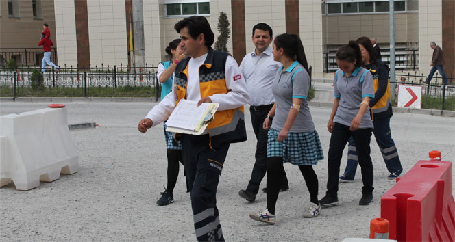 Niğde’de Lise Öğrencileri Doğum Günü Pastasından Zehirlendi