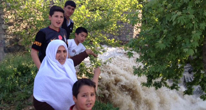 Bursa Yıldırım'da Suriyeli Çocuğun Azgın Sularda Kaybolması Üzerine Arama Kurtarma Çalışmaları Başlatıldı