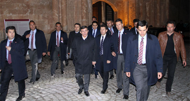 Ağrı Doğubayazıt'ta Davutoğlu, HDP'nin Barajı Geçemeyeceğini Belirtti