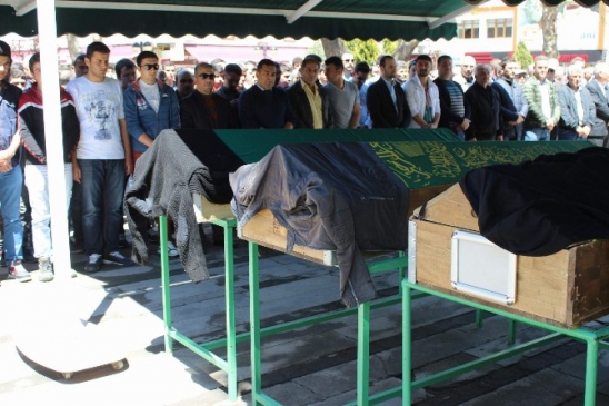Gümüşhane Merkez Kırıklı Köyü'nde Meydana Gelen Trafik Kazasında 3 Kardeş Hayatını Kaybetti
