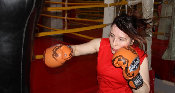 Samsun'da Bir Ebe, Sağlıkta Şiddet Nedeniyle Kendini Korumak İçin Boks Eğitimi Alıyor
