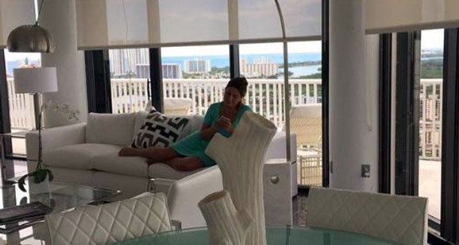 Sibel Can, Miami'deki Evinin Önünde Sosyal Medyada Paylaşımda Bulundu