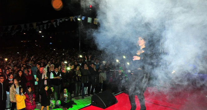 Van'da Yüzüncü Yıl Üniversitesi'nde Bilim Şenliği, Aydilge Konseri ile Tamamlandı