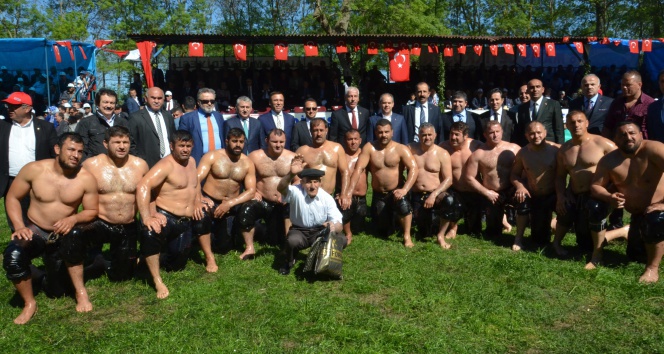 Samsun Alaçam'da Hıdırellez Şenlikleri'nde Yaşlı Adam Fotoğraf Çektirmek İstedi