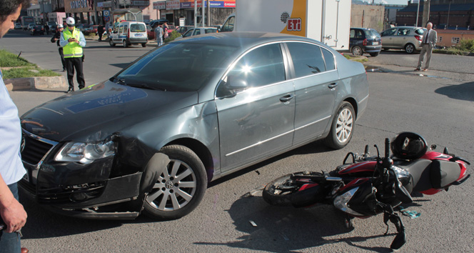 Zonguldak Ereğli'de Motosiklet Sürücüsü Kavşakta Otomobilin Üstünden Uçtu