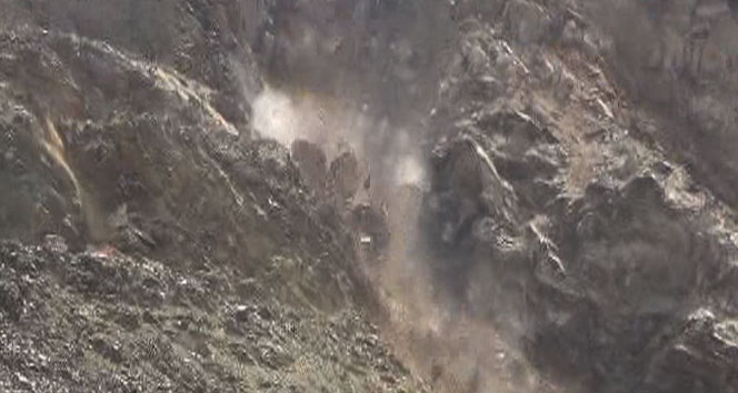 Bursa Orhaneli Yolunda Dev Kaya Heyelanı Nedeniyle Trafik Tek Şeritten Kontrol Altında