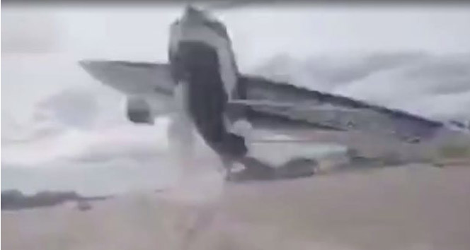 Arjantin Goya'da Balıkçılık Festivali Sırasında Uçak Teknelerin Üzerinden Geçti