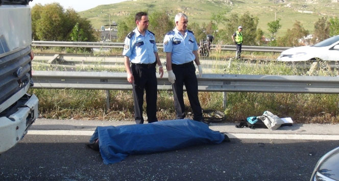 İzmir Karabağlar'da Kamyon ve Otomobil Çarpıştı, 1 Ölü