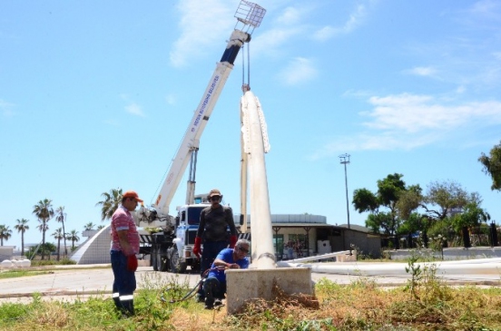 Mersin'de 34 Milyon Lira ile Yapılan Aquaparkın Yıkım Süreci Devam Ediyor