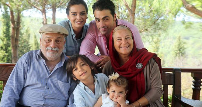 Küçük Ağa Dizisindeki Emir Berke Zincidi, Zeki Alasya'nın Vefatını Henüz Öğrenmedi