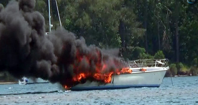 Marmaris Yalancıboğaz'da Yanan Lüks Yelkenli Tekneye Müdahale Edildi