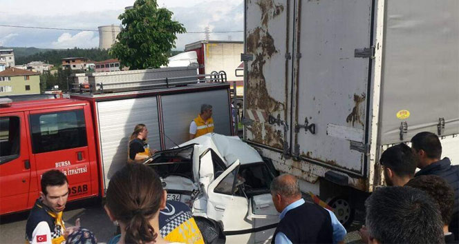 Bursa Ovakça'da Kamyonun Çarptığı Otomobilde 4 Yaralı Bulundu