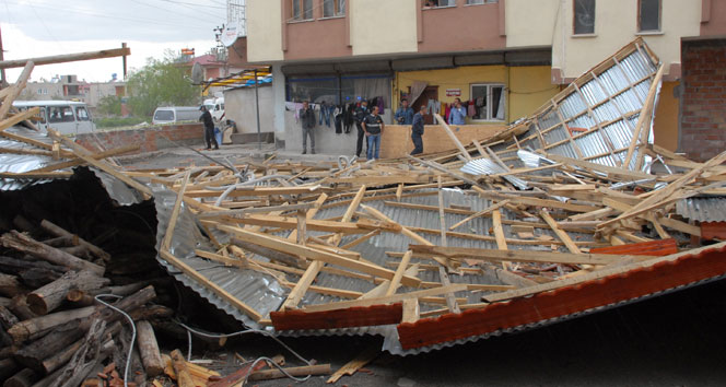 Kahramanmaraş Elbistan'da Şiddetli Rüzgar Nedeniyle Çatı Uçtu