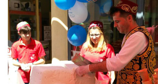 Kütahya Hisarcık'ta Açılışta Kesilen Dev Dondurma Vatandaşlara Dağıtıldı