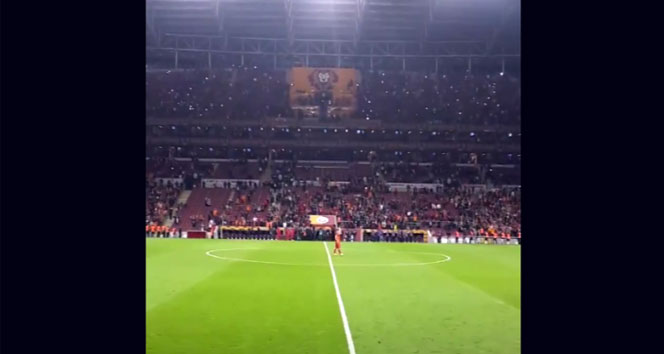 Galatasaray'da Wesley Sneijder, Torku Konyaspor Maçında Taraftara 3'lü Çektirdi