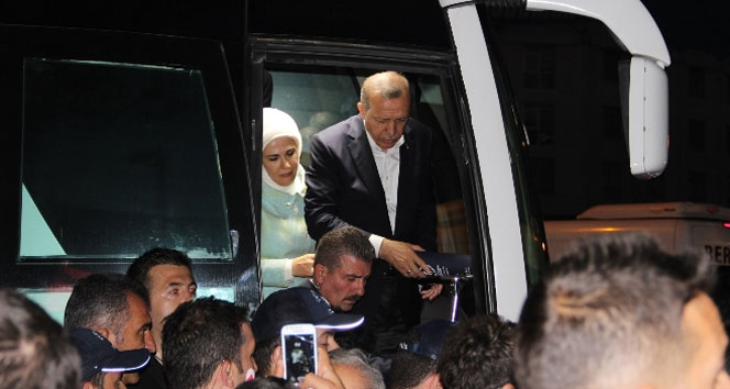 Cumhurbaşkanı Recep Tayyip Erdoğan İzmir'de Satranç Takımı Dağıtarak İzmirlilere Jest Yaptı