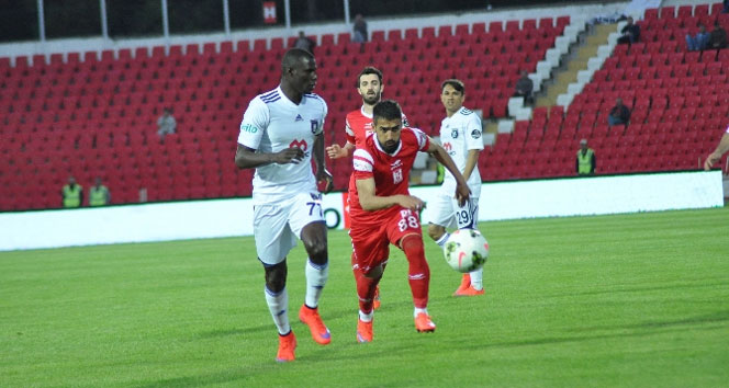 Balıkesir'de Balıkesirspor, İstanbul Başakşehir'e 90. dakikada yediği golle 2-1 kaybetti.