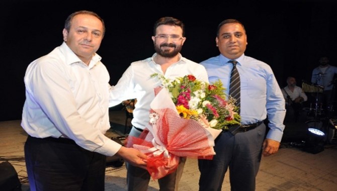 Mersin Tarsus'ta Anneler Günü Etkinliğinde Bedirhan Gökçe İzleyicileri Duygulandırdı