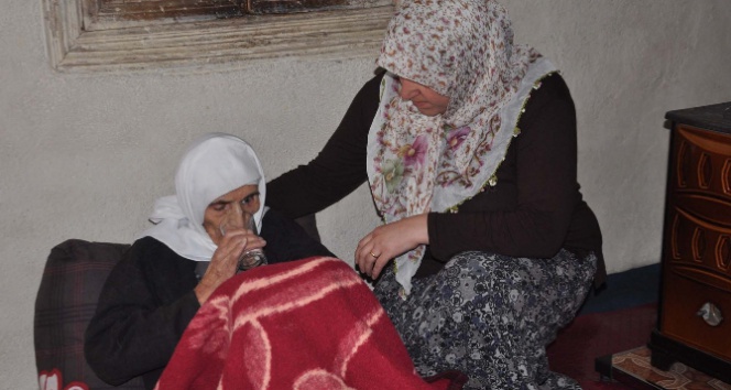 Bitlis'te 110 Yaşındaki Kayınvalidesine Bakan Dilfuruz Bulut Yılın Annesi Seçildi