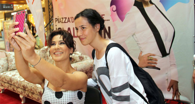 İclal Aydın, Kahramanmaraş Piazza AVM'de Anneler Günü dolayısıyla annelerle bir araya geldi.