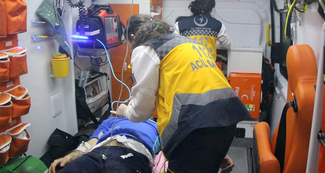 Bolu Merkez'de HDP'li Grubun Bayrak Asma Tartışmasında İki Kişi Bıçaklandı