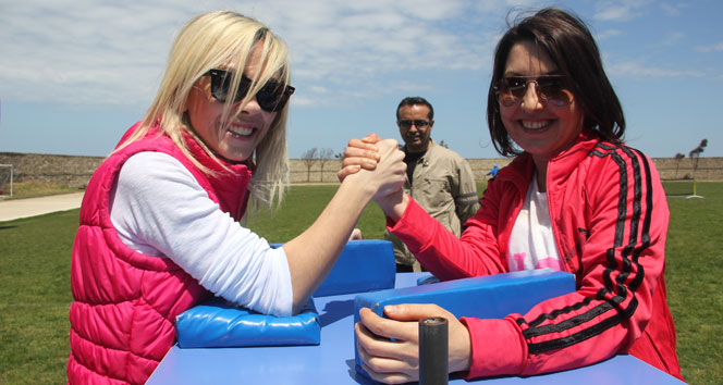 Sinop'ta Anneler Günü'nde Bilek Güreşi Etkinliği Gerçekleştirildi